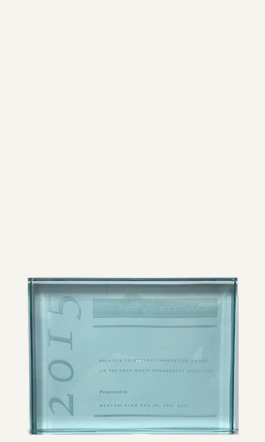 The 2015 Frost & Sullivan award: a slab of green-tinted glass with 2015 cut vertically into its left edge.