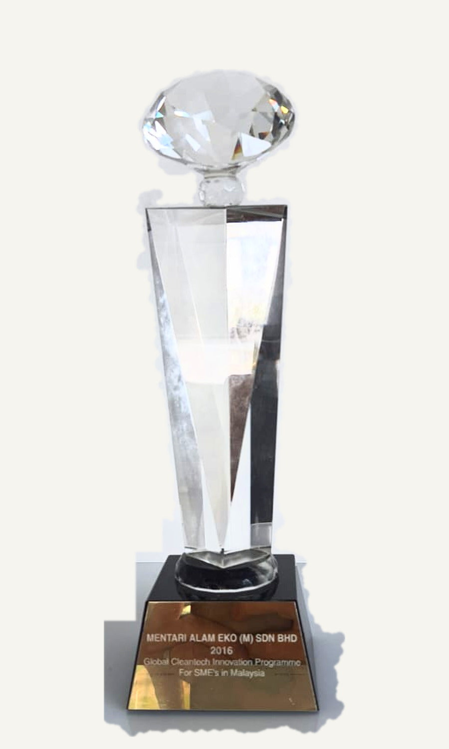The 2016 Global Cleantech Innovation&nbsp;Programme trophy: a faceted crystal column under a cut-glass diamond, on a black and gold base.