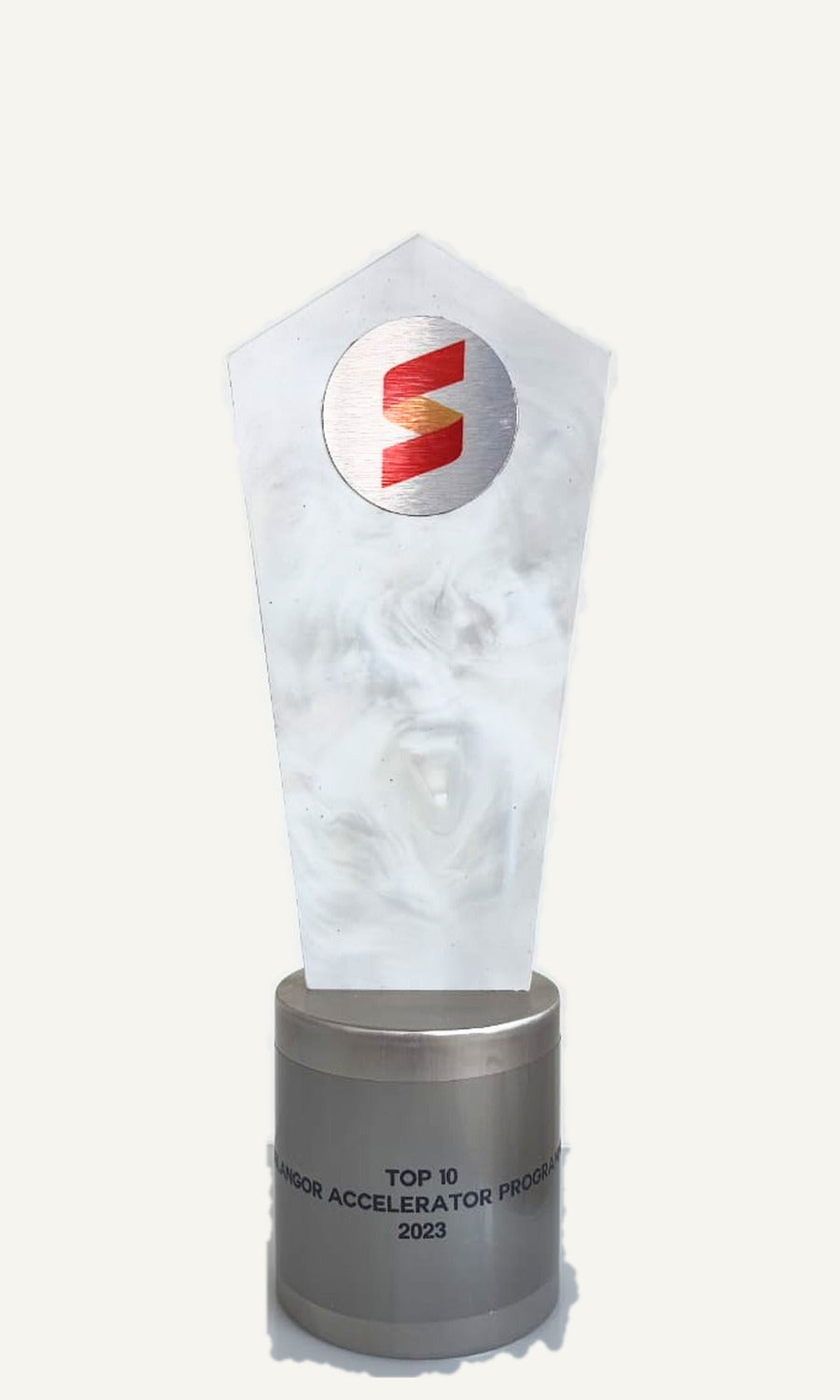 The 2023 SIDEC Selangor Accelerator Programme Top 10 award: a pentagonal marbled acrylic blade carrying the Selangor S mark, on a brushed steel cylinder.